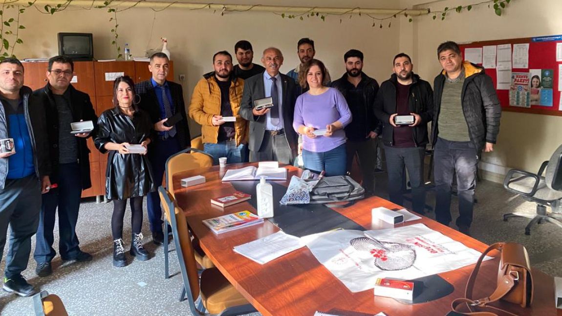Gölbaşı Kaymakamı İhsan AYRANCI ve Belediye Başkanı İskender YILDIRIM'dan Öğretmenler Günü Hediyesi